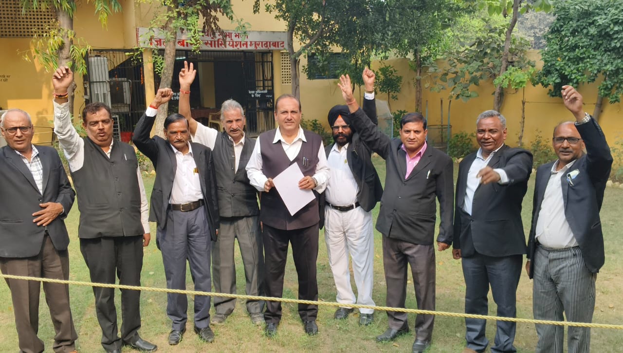 जिला बार एसोसिएशन मुरादाबाद के अधिवक्ता विरोध प्रदर्शन करते हुए 