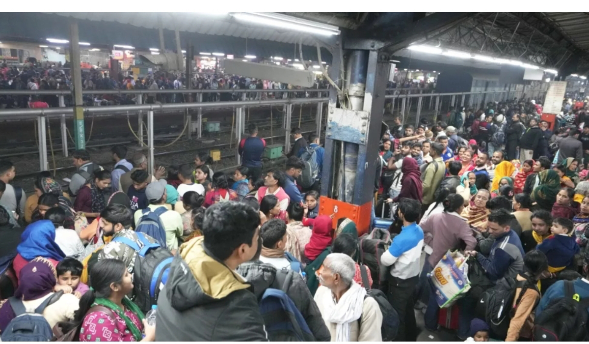 Delhi News: रेलवे स्टेशन पर भगदड़ से मची अफरातफरी, रेलवे ने जारी किया आधिकारिक बयान